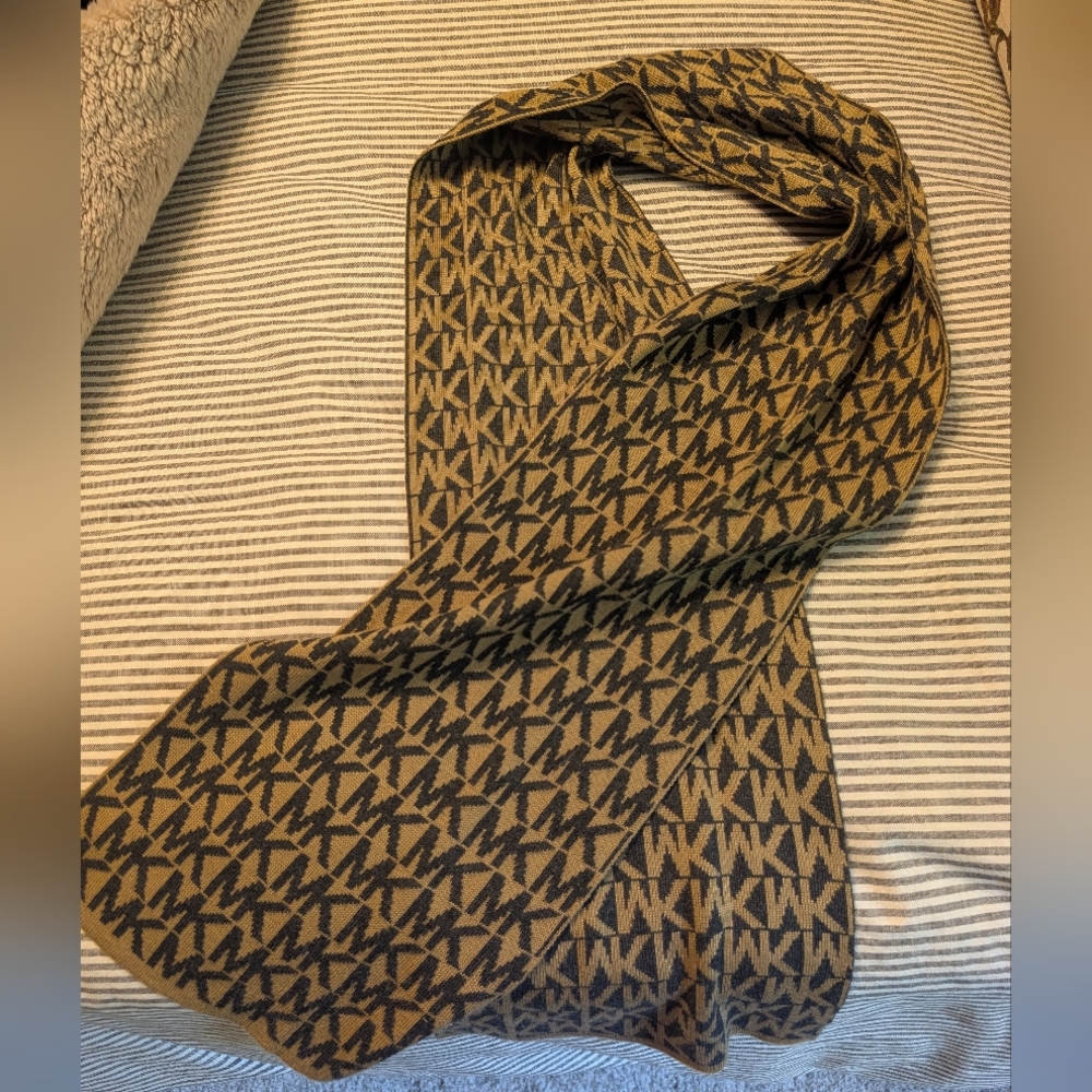 Michael Kors Scarf in Brown and Black
